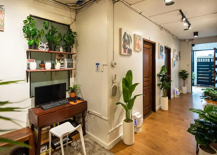 Homey And Cozey Poblacion Makati S02 *
